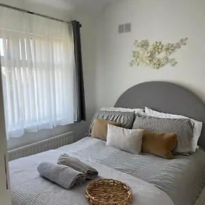 https://2-bedroom-house-in-belfast-with-garden.belfasthotelsireland.com